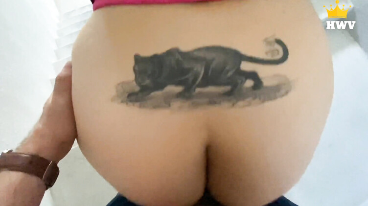 Жена наврала мужу о пробежке и трахается в подъезде с соседом