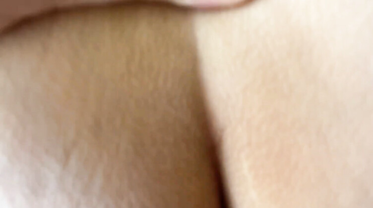 Грузчик притащил диван замужней милфе в чулках и на нем же ее выебал