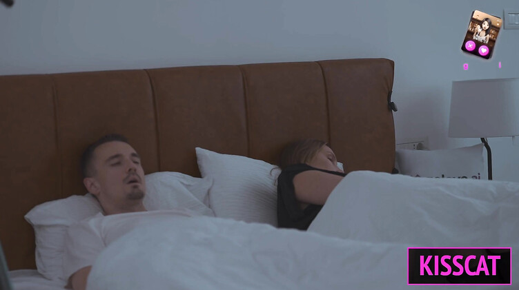 Сисястая мачеха ест сперму с лобка после ебли с пасынком