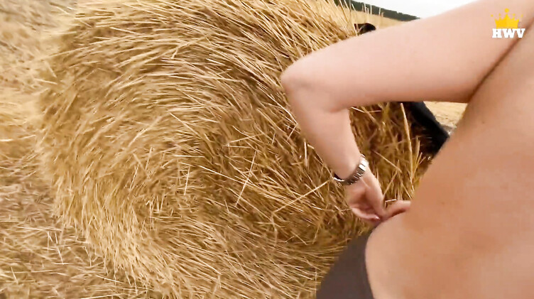 Зрелая председательница колхоза ебется в поле с лучшим трактористом на деревне