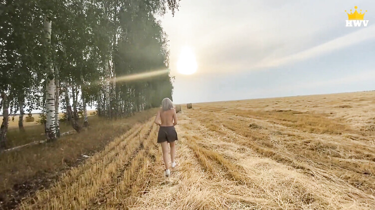 Зрелая председательница колхоза ебется в поле с лучшим трактористом на деревне