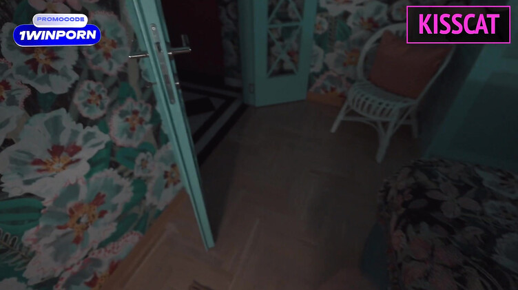 Русская мачеха не может уснуть без секса с пасынком на общей кровати