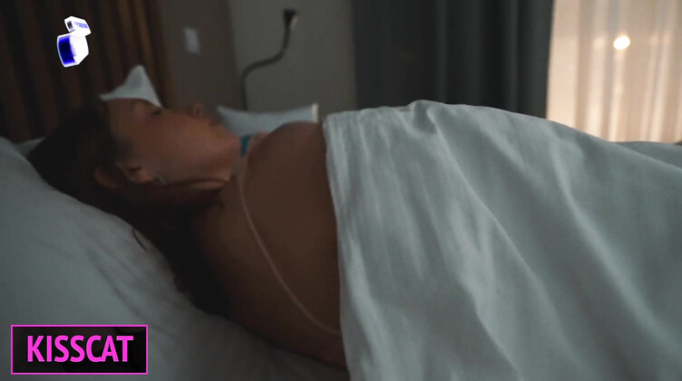 Пасынок потерял ключи и трахнул сисястую мачеху в ее номере отеля