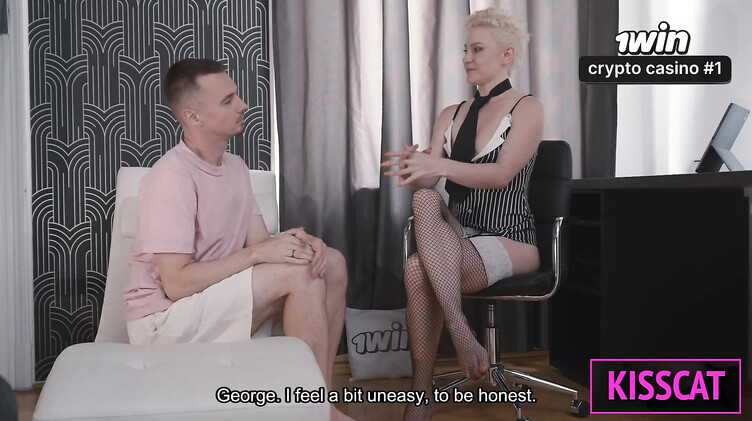 Пасынок по очереди ебет в постели женщинку сексолога и мачеху