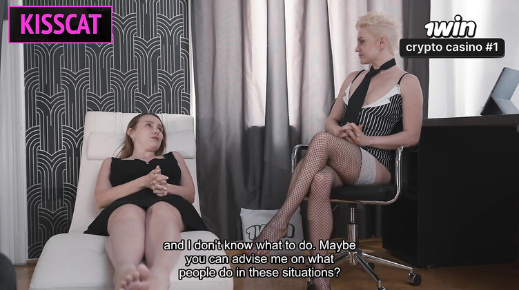 Пасынок по очереди ебет в постели женщинку сексолога и мачеху