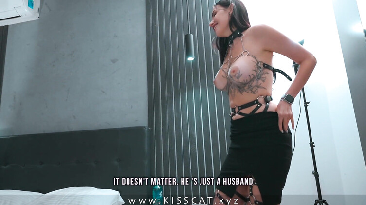 Сексвайф в ошейнике ебется с хахалем при куколде