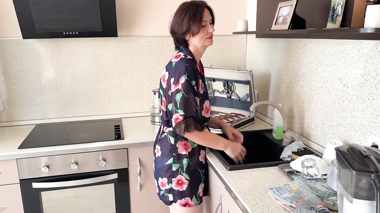 Раком: Жестко шпилит на кухне 45-летнюю маму друга