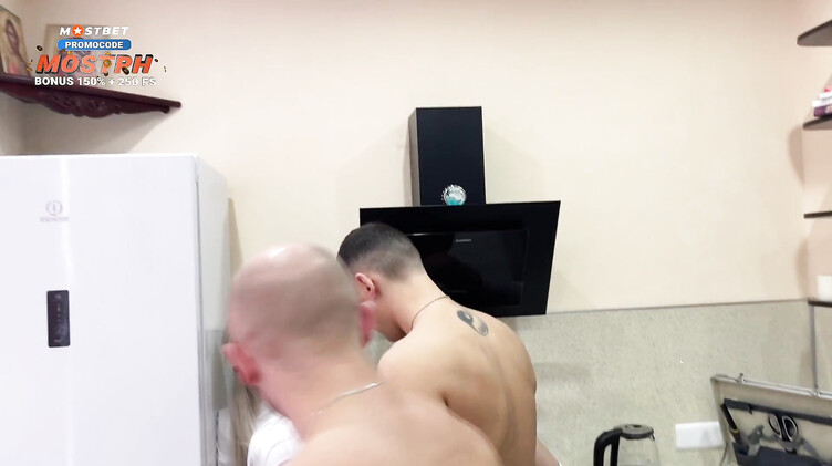 Муж на пару с другом трахает его жену сексвайф на кухне и кончают в рот