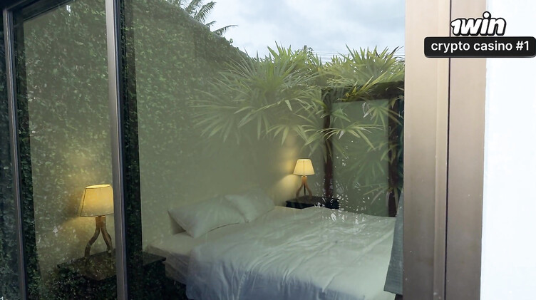 Массажист насаживает клиентку на крепкий жилистый хуй