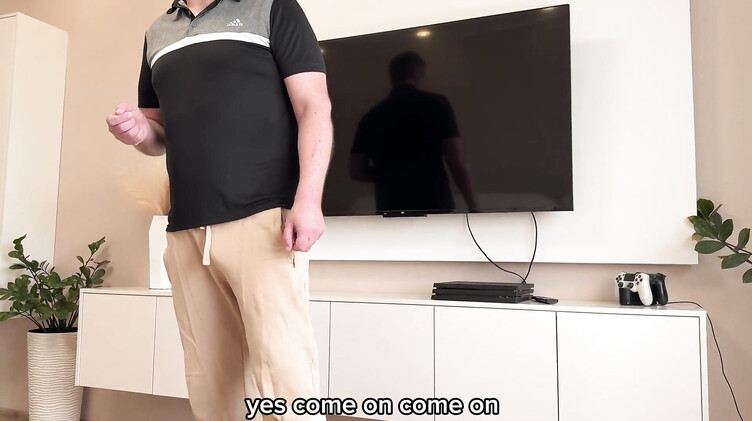 Мама друга лишила девственности, соблазнив на первый секс