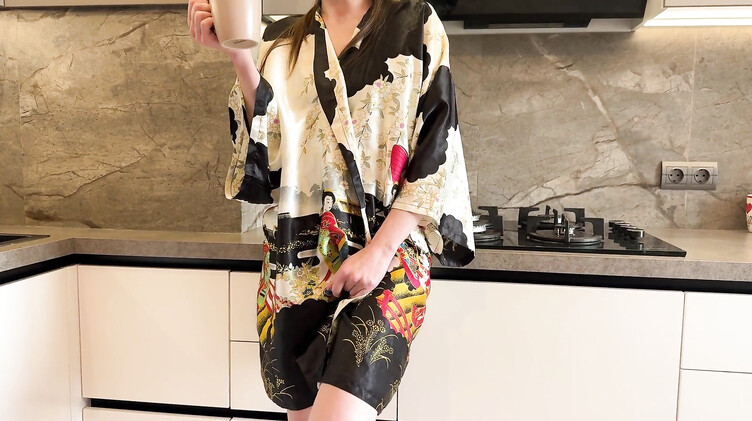 Мачеха с бодуна после вечеринки трахается с настойчивым молодым пасынком