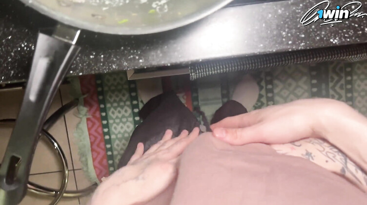 В трусиках: 18-летняя русская девчонка соблазнила на секс любимого отчима