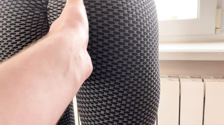 Отсос хуя очень крупным планом во время разговора по телефону с мужем