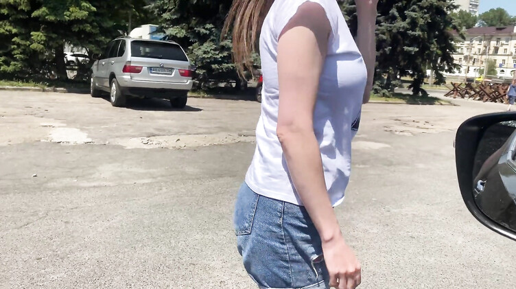 Незнакомка за деньги сосет хуй онанисту в машине