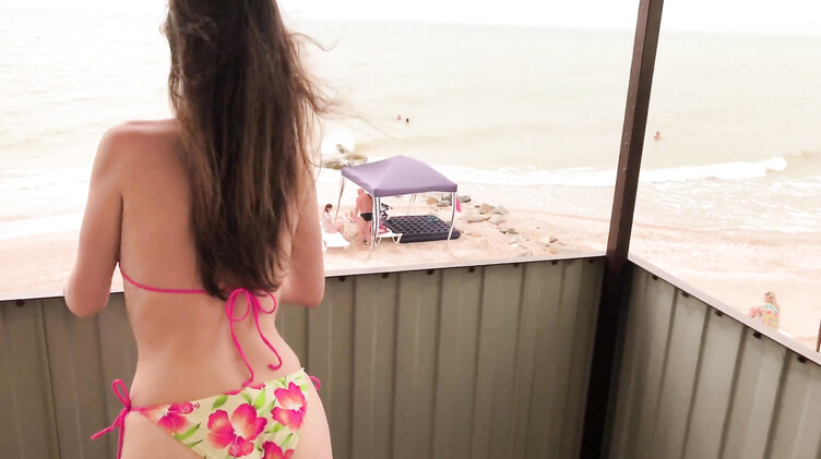 Телка в купальнике чпокается раком в домике у моря