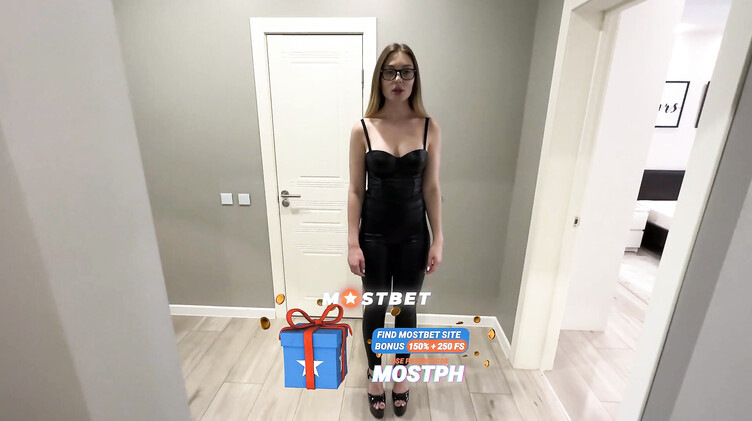 Риелторша в кожаных штанах и очках глубоко отсасывает клиенту