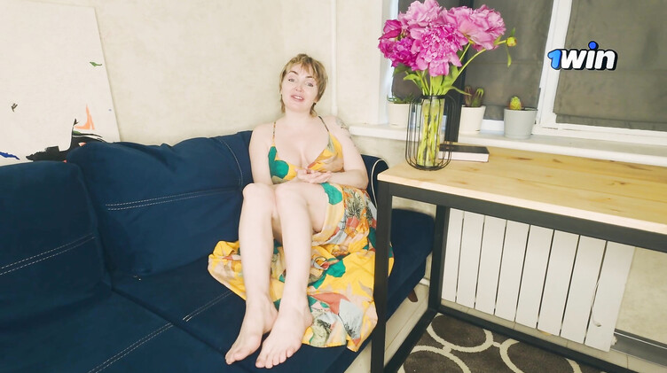 Зрелая мачеха с короткой стрижкой дала денег пасынку за инцест секс на диване