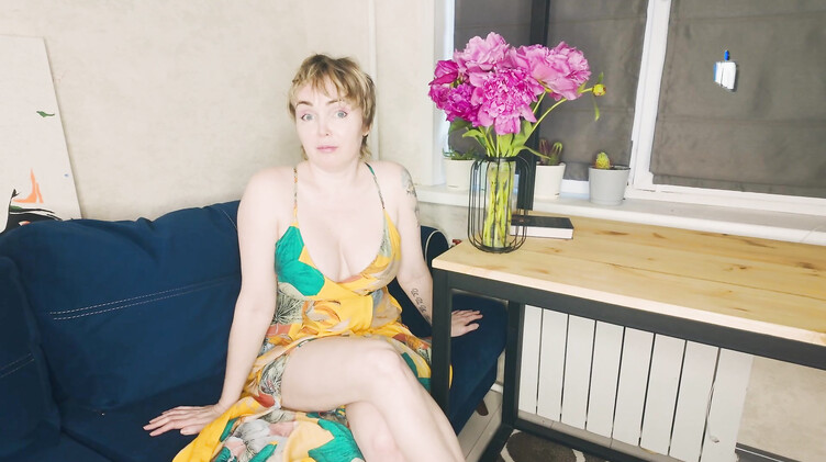 Зрелая мачеха с короткой стрижкой дала денег пасынку за инцест секс на диване