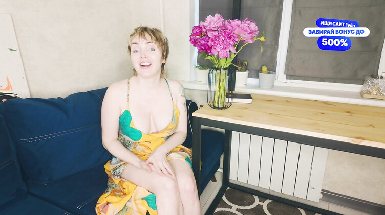 Зрелая мачеха с короткой стрижкой дала денег пасынку за инцест секс на диване