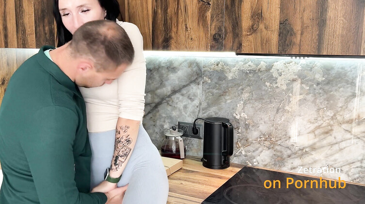 Криптотрейдер развел на секс на кухне симпатичную девушку курьера из пиццерии