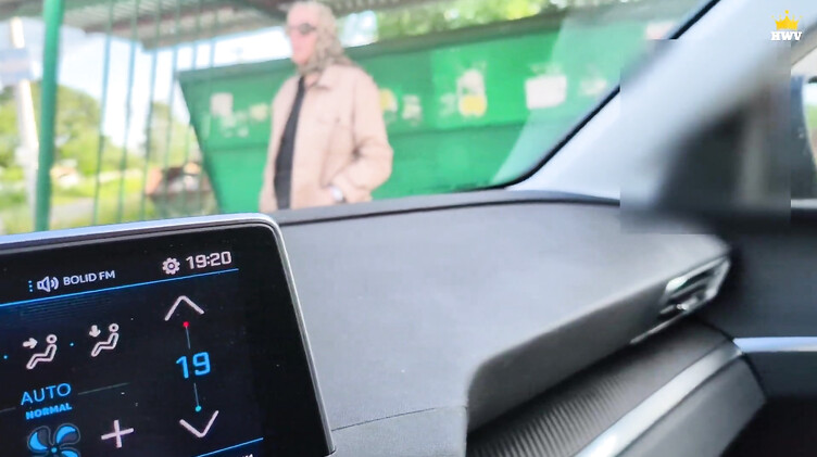 Водитель отодрал в машине зрелую деревенскую соседку