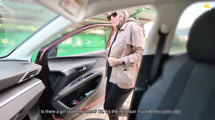 Водитель отодрал в машине зрелую деревенскую соседку