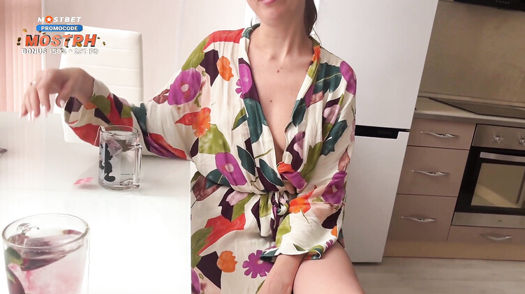 Мама лучшего друга мастерски сосет и горячо ебется