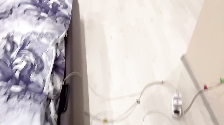 Мент грубо трахает замужнюю подругу, приковав ее наручниками