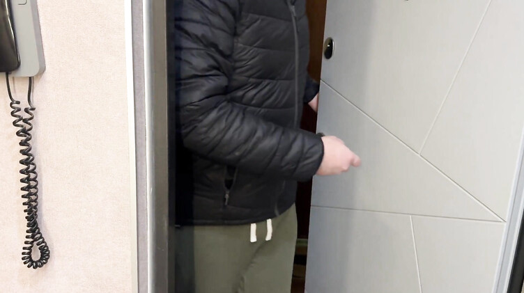 Пасынок по-быстрому трахнул красивую русскую мачеху и дважды кончил