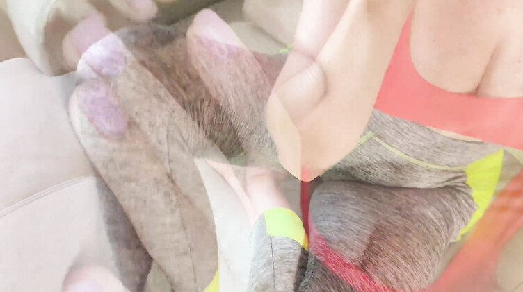 Сперма на попке: Сосет хуй и трахается раком с любовником, обманывая мужа по телефону