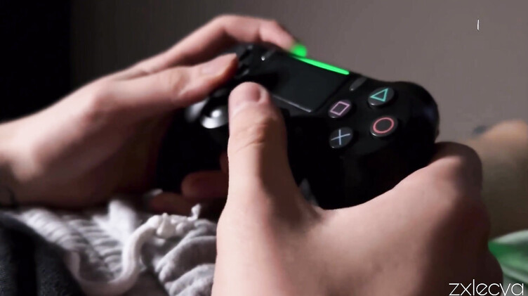 Переоделась в секси белье и трахнула геймера дома