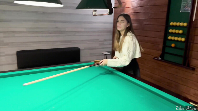 Трахает и кончает на сиськи телке, снятой в бильярдном клубе