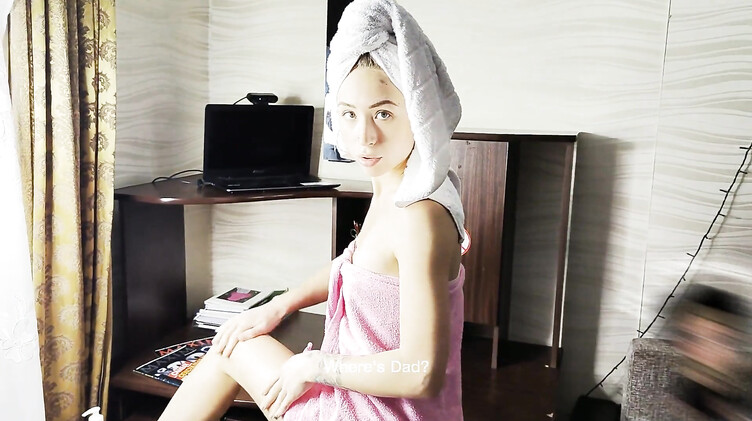 Натянул молодую мачеху в разработанное пальцем очко