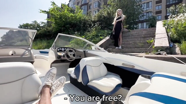 Кончают внутрь: Легкомысленная русская блондинка трахается на яхте с незнакомцем