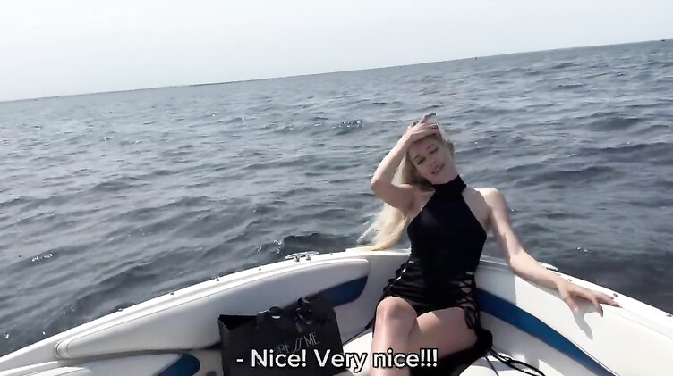 Бритые киски: Легкомысленная русская блондинка трахается на яхте с незнакомцем