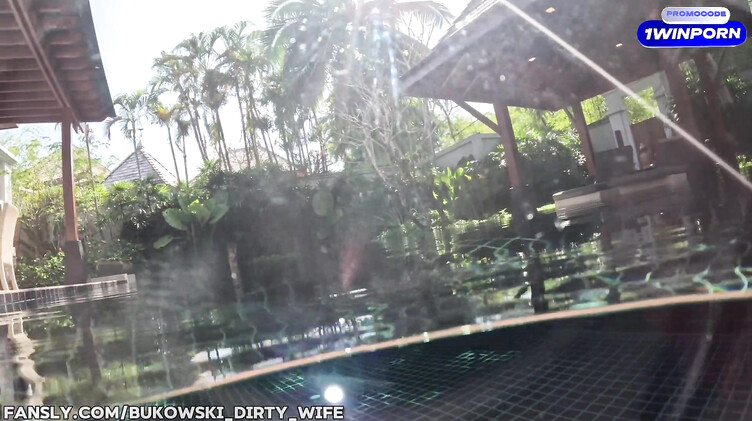 Олигарх отымел в бассейне знойную блондинку Тори Свит