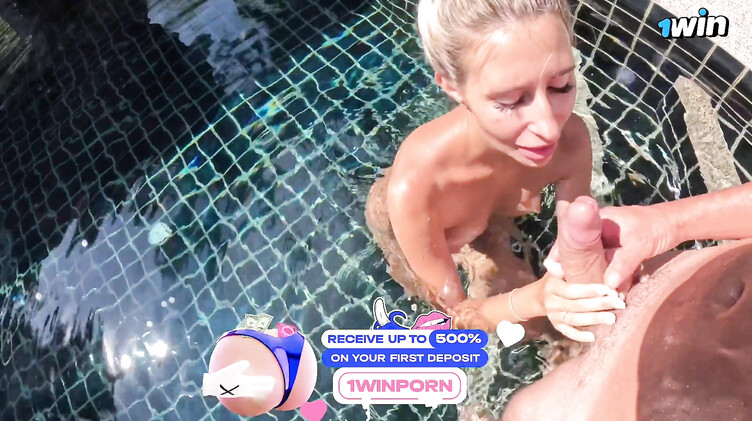 В бассейне: Олигарх отымел в бассейне знойную блондинку Тори Свит