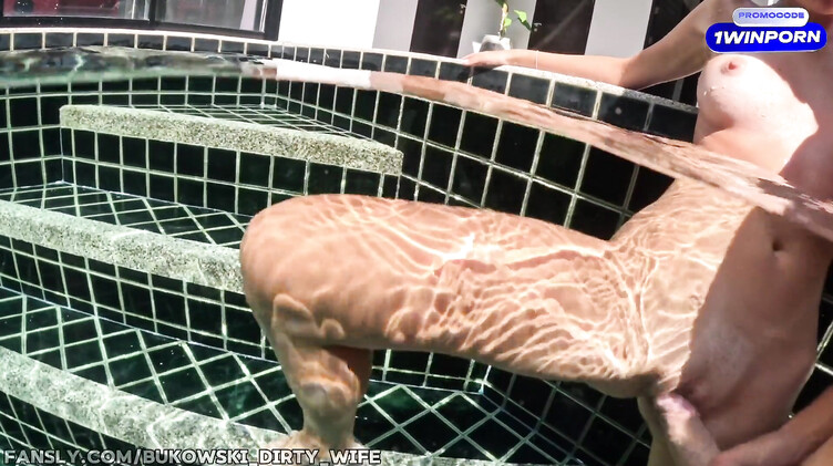 Олигарх отымел в бассейне знойную блондинку Тори Свит