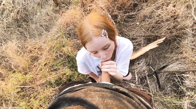 Рыженькая любительница отдыха природы сосет в поле хуй парня