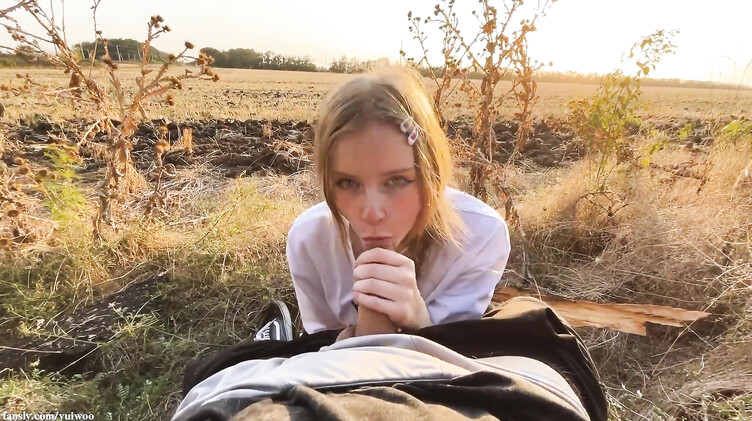 Рыженькая любительница отдыха природы сосет в поле хуй парня