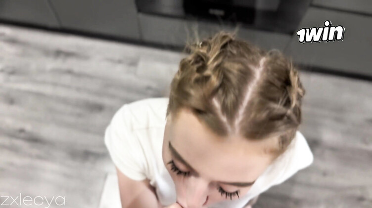 Выебал сводную сестру на кухонном столе, отблагодарив за завтрак