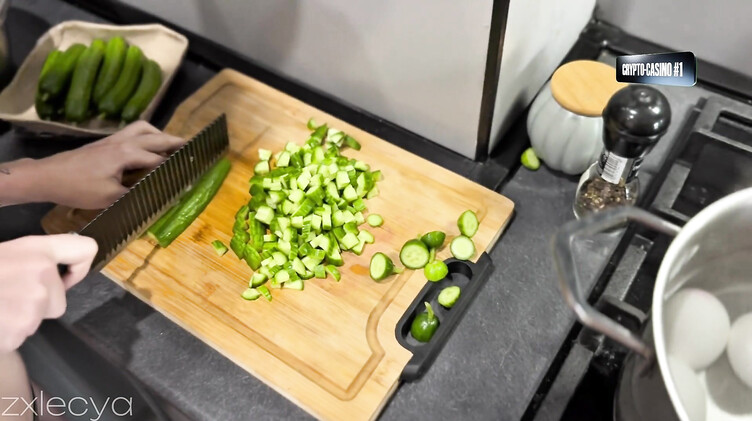 Выебал сводную сестру на кухонном столе, отблагодарив за завтрак