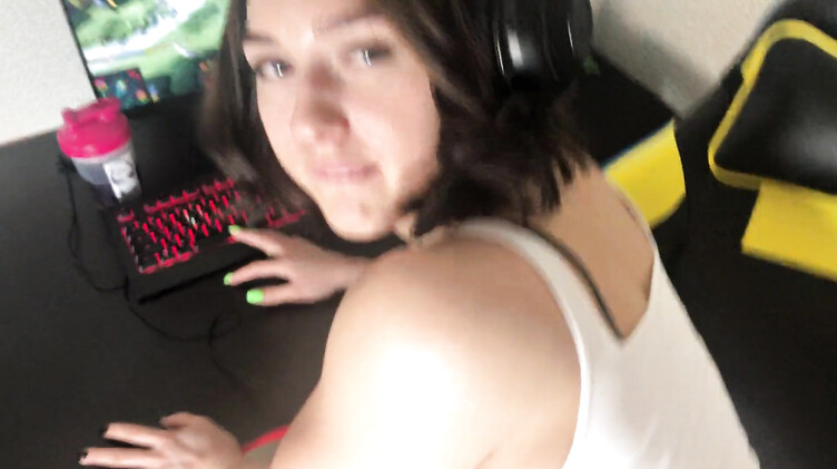 Дота 2 - это святое: геймерша ебется раком, продолжая играть