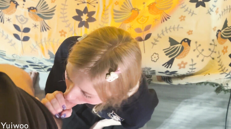 Школьница сосет большой член, прогуливая уроки