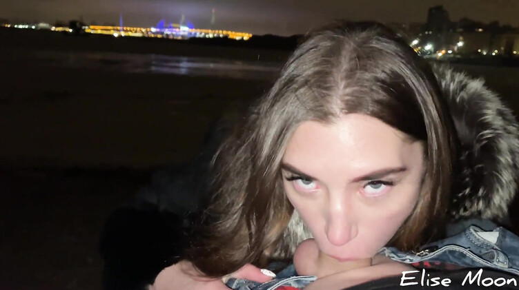 На улице: Русская девушка в шубе делает минет на улице на сильном морозе