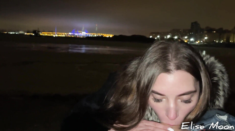 Русская девушка в шубе делает минет на улице на сильном морозе