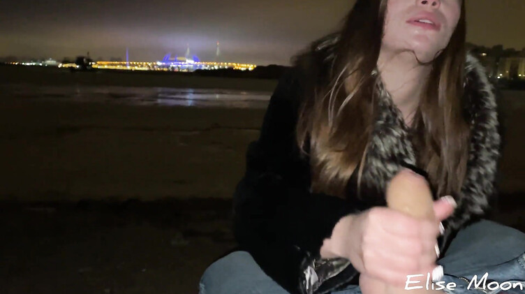 Русская девушка в шубе делает минет на улице на сильном морозе