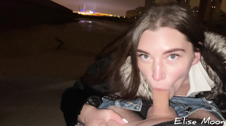 Русская девушка в шубе делает минет на улице на сильном морозе