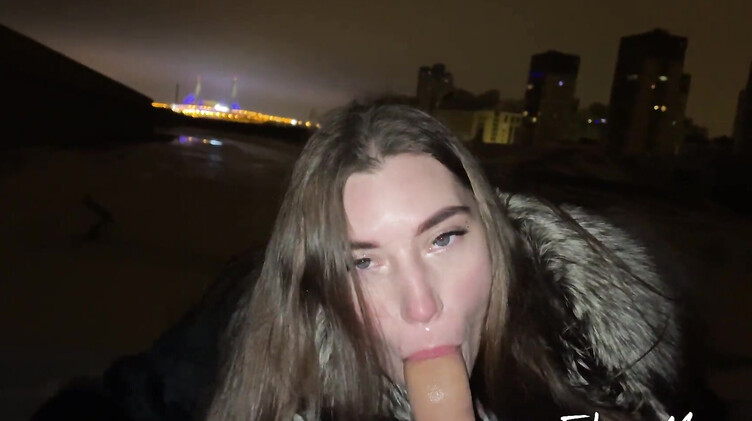 Русская девушка в шубе делает минет на улице на сильном морозе