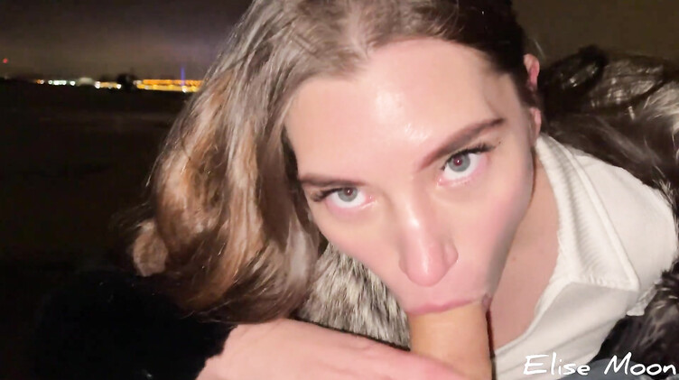 Русская девушка в шубе делает минет на улице на сильном морозе